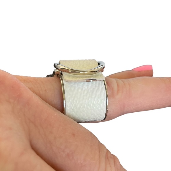 Louis Vuitton Ring - Picture 7 of 12